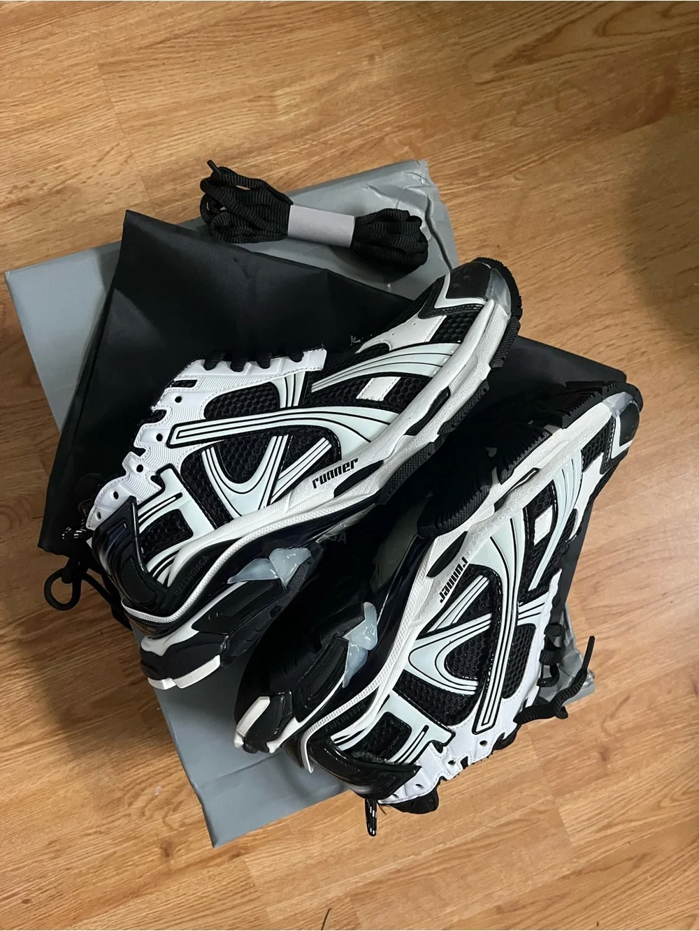 Men's Black and White Runner Athletic Shoes